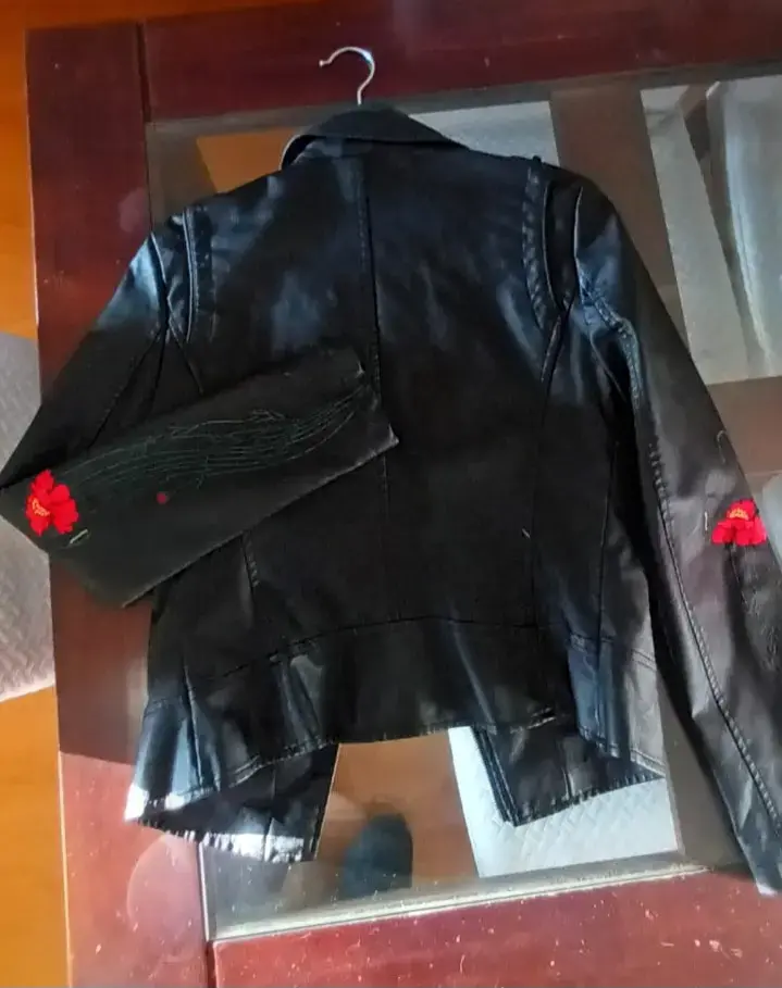 Chaqueta de cuero negra con bordados florales - 2