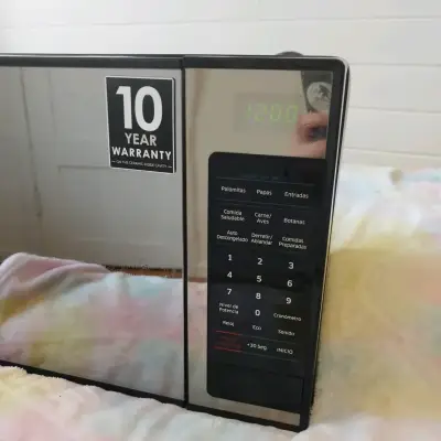 Microondas con panel táctil - miniatura 1
