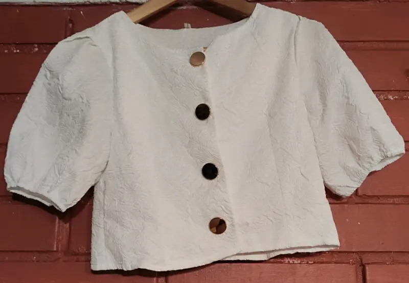 Conjunto de blusa y falda blancos con botones - 1