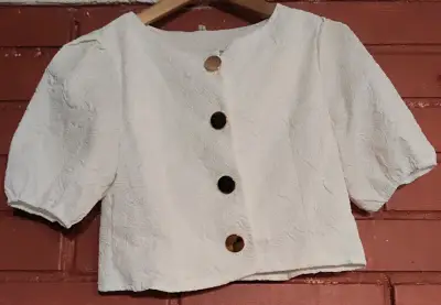 Conjunto de blusa y falda blancos con botones - miniatura 1