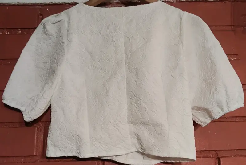 Conjunto de blusa y falda blancos con botones - 2