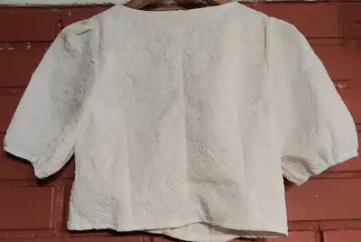 Conjunto de blusa y falda blancos con botones - miniatura 2