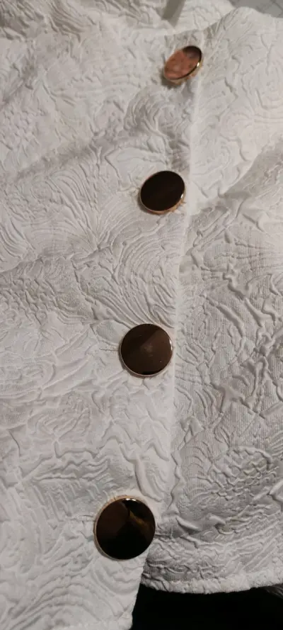 Conjunto de blusa y falda blancos con botones - miniatura 6
