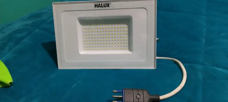 Reflector LED Halux con enchufe - 2