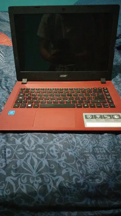 Notebook Acer rojo con cargador incluido - miniatura 1
