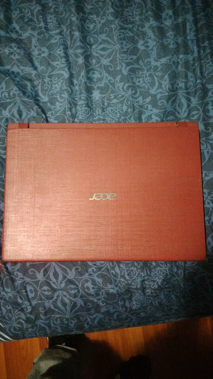 Notebook Acer rojo con cargador incluido - 2