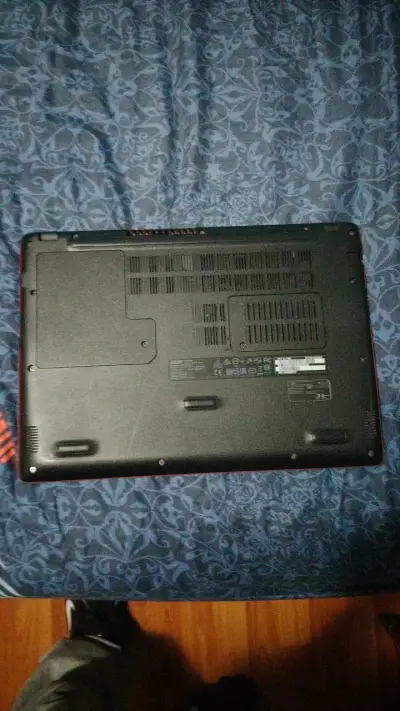 Notebook Acer rojo con cargador incluido - miniatura 3