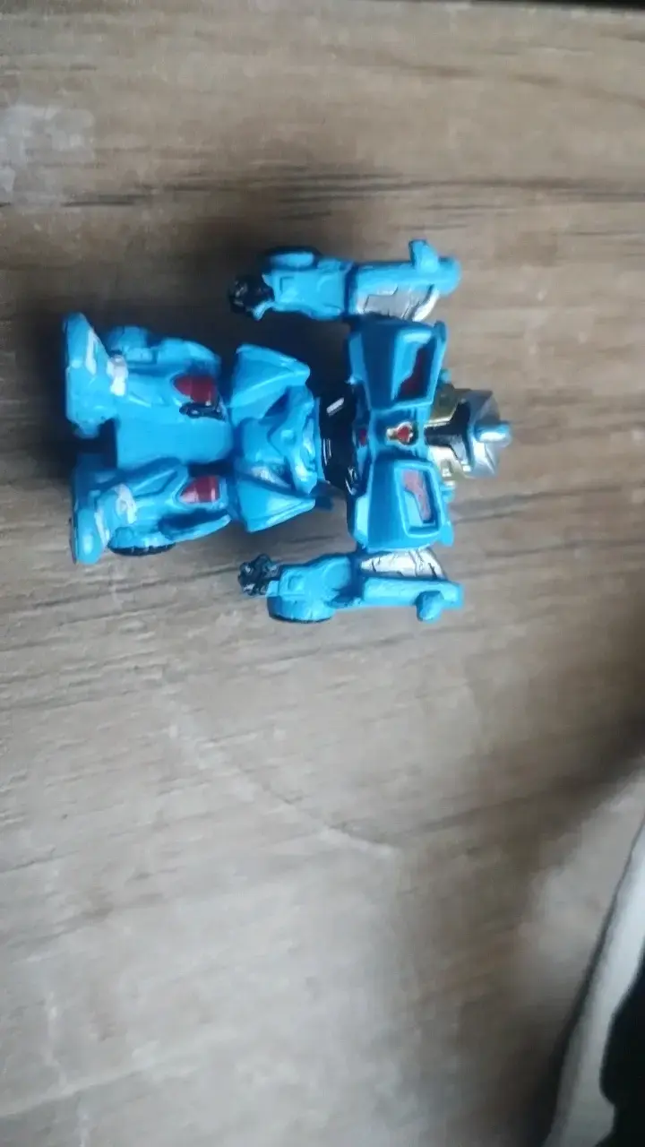 Figura de robot azul