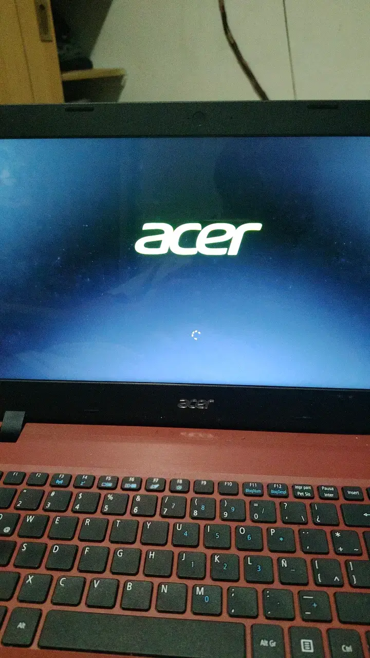 Notebook Acer rojo con cargador incluido - 5