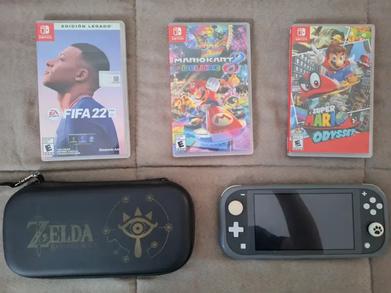 Nintendo Switch Lite con juegos FIFA 22, Mario Kart 8 y Super Mario Odyssey - 1