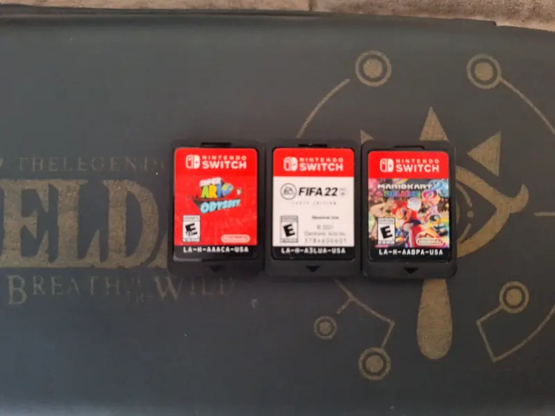 Nintendo Switch Lite con juegos FIFA 22, Mario Kart 8 y Super Mario Odyssey - 2