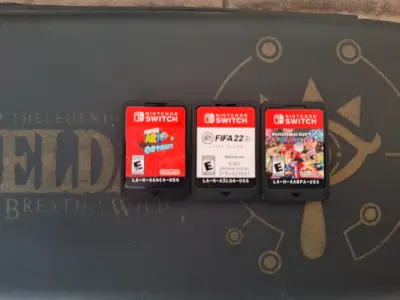 Nintendo Switch Lite con juegos FIFA 22, Mario Kart 8 y Super Mario Odyssey - miniatura 2