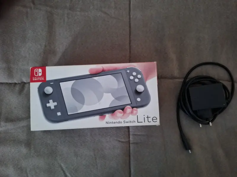 Nintendo Switch Lite con juegos FIFA 22, Mario Kart 8 y Super Mario Odyssey - 3