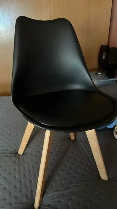 Silla negra moderna con patas de madera - miniatura 1