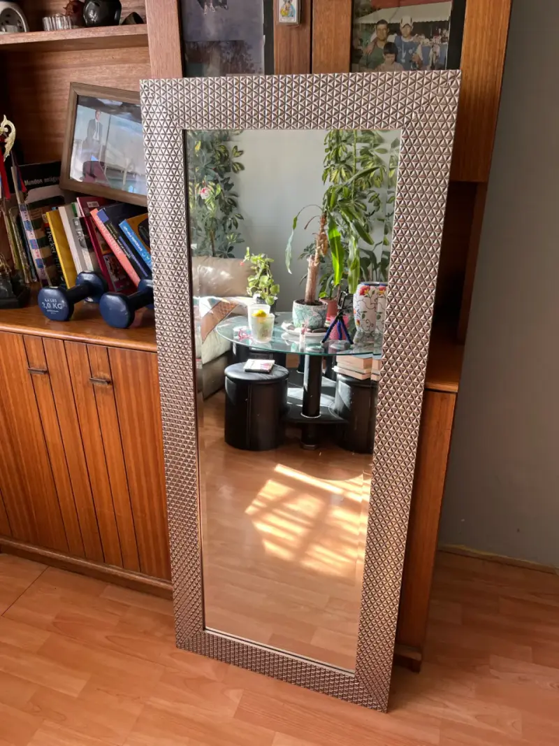 Silla negra moderna con patas de madera - 3