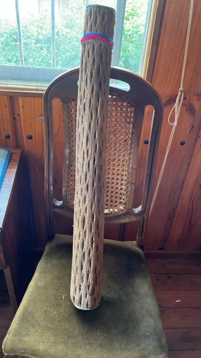 Silla negra moderna con patas de madera - miniatura 5