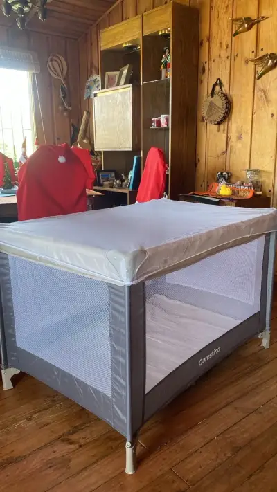 Silla negra moderna con patas de madera - miniatura 6