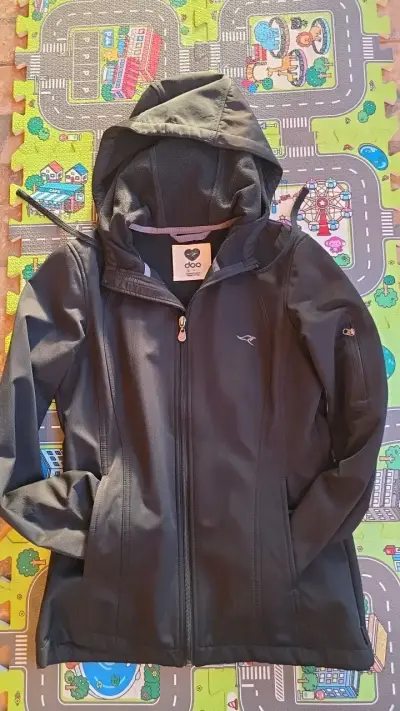 Chaqueta softshell negra con capucha para mujer - miniatura 1