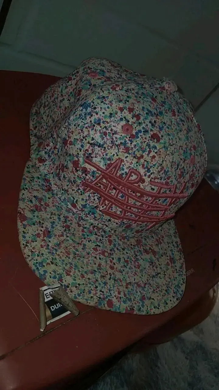 Gorra estilo urbano con diseño colorido - 1