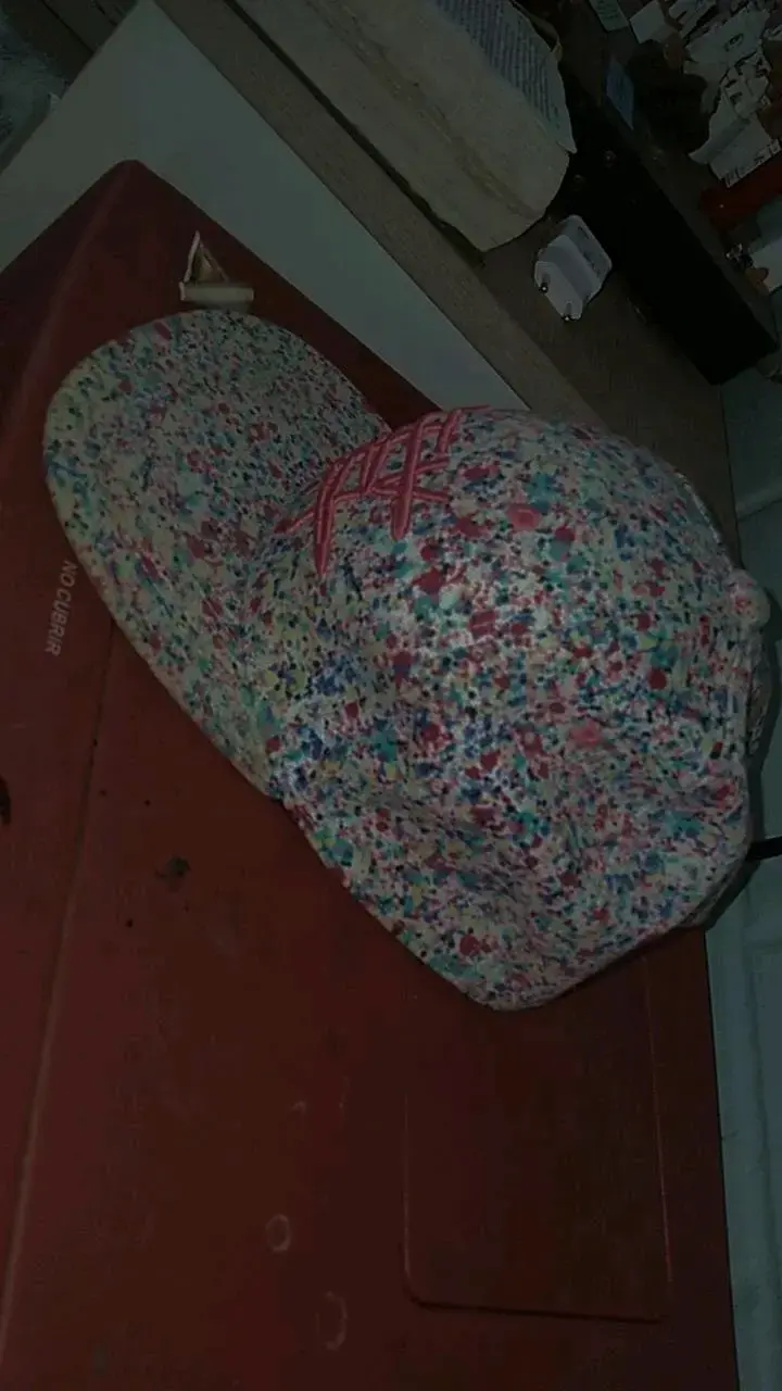 Gorra estilo urbano con diseño colorido - 2