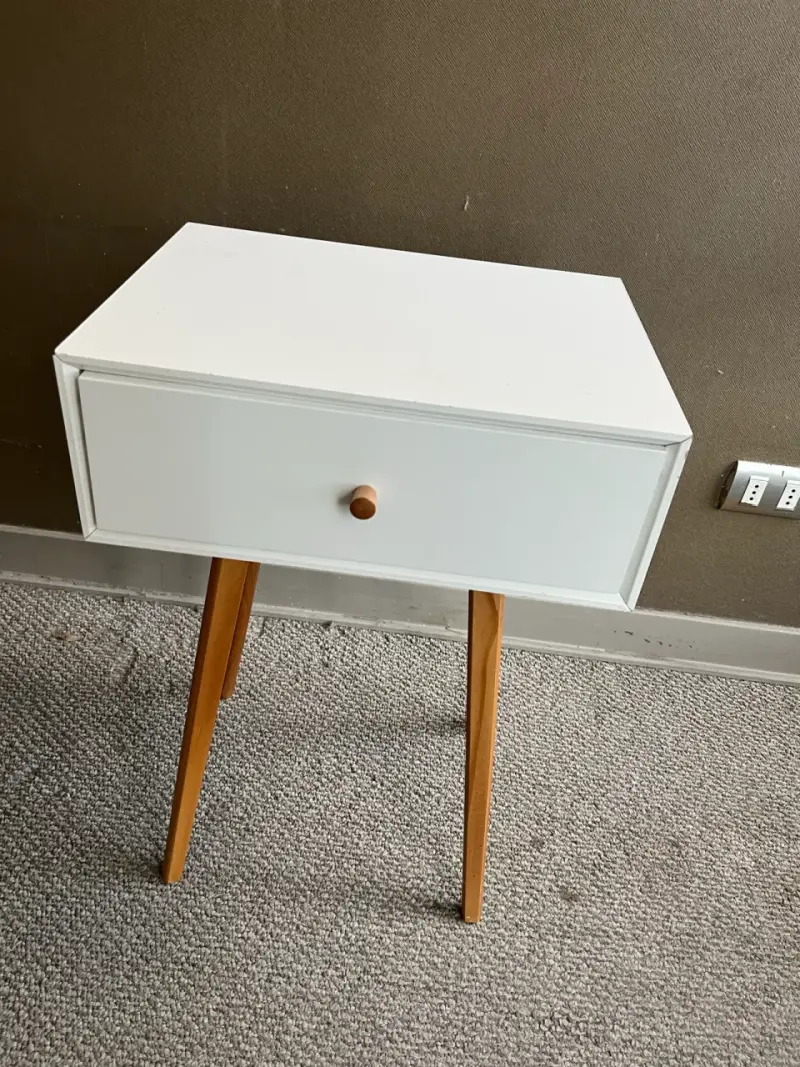 Mesa de noche blanca con cajón y patas de madera - 1