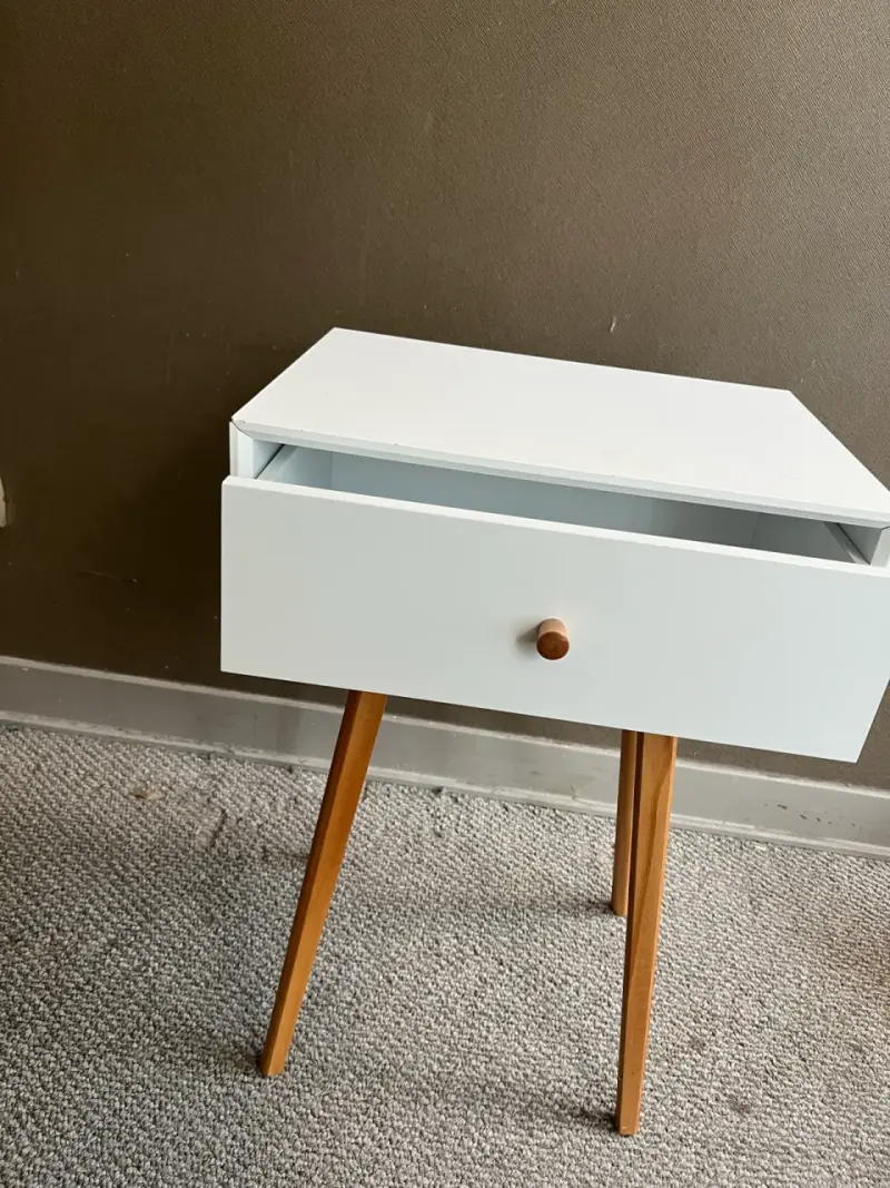 Mesa de noche blanca con cajón y patas de madera - 2