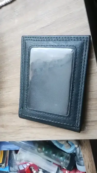 Billetera negra de cuero con ventana transparente - miniatura 1