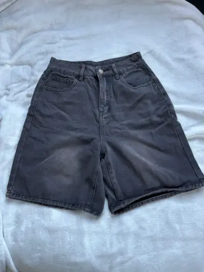 Shorts de mezclilla gris Dazy para mujer - miniatura 1