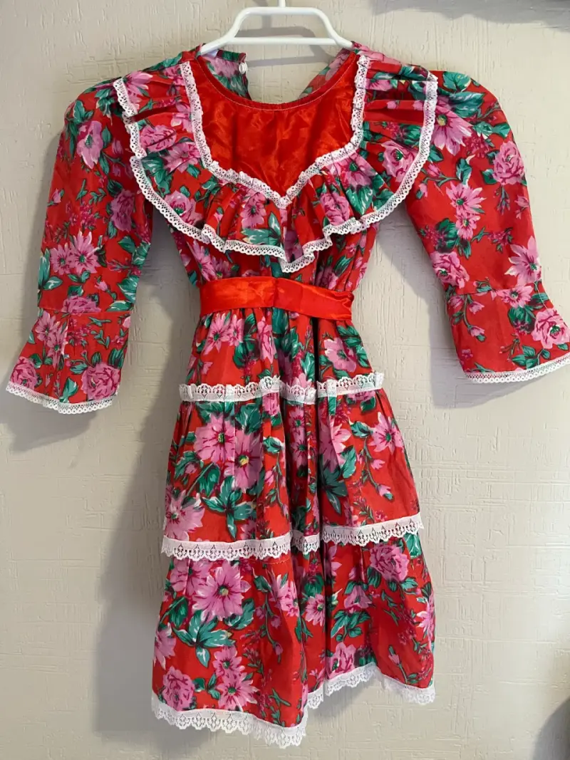 Vestido folclórico infantil rojo con flores