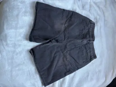 Shorts de mezclilla gris Dazy para mujer - miniatura 2