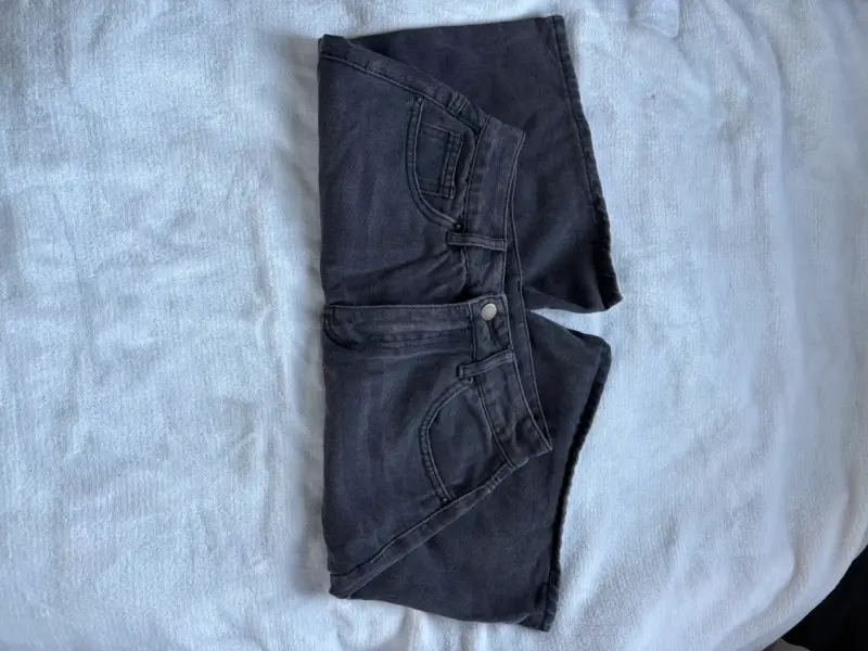 Shorts de mezclilla gris Dazy para mujer - 3