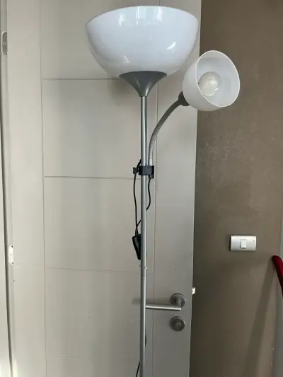 Lámpara de pie con luz de lectura - miniatura 2
