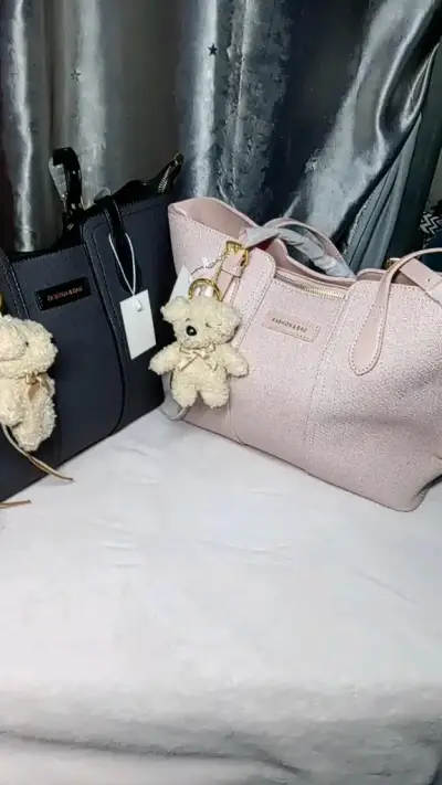 Cartera de mano Fashion & Bag con llavero de oso - miniatura 1