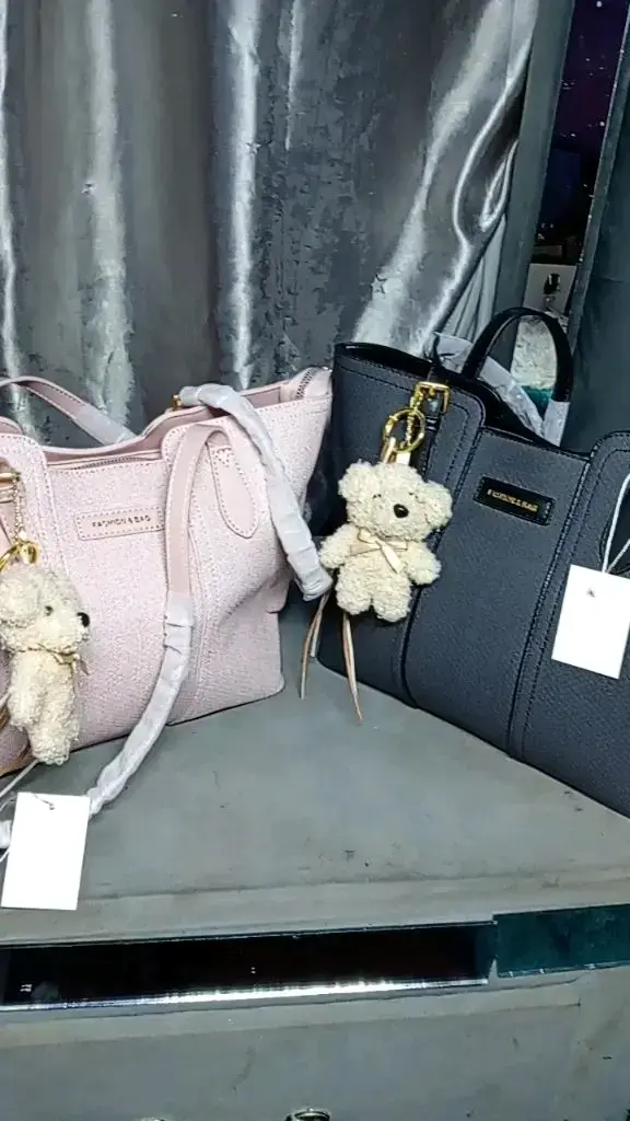 Cartera de mano Fashion & Bag con llavero de oso - 2