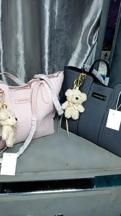 Cartera de mano Fashion & Bag con llavero de oso - miniatura 2