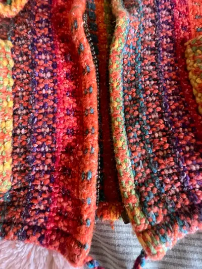 Chaleco de lana multicolor con capucha - miniatura 2