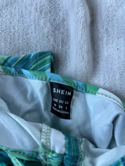 Top halter estampado verde Shein talla XS - miniatura 3