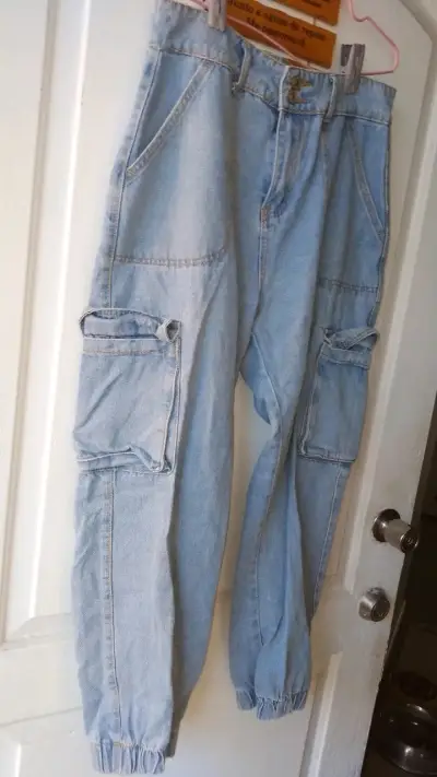 Pantalones cargo de mezclilla azul claro - miniatura 1