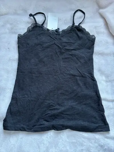 Camiseta de tirantes gris con encaje H&M - miniatura 1