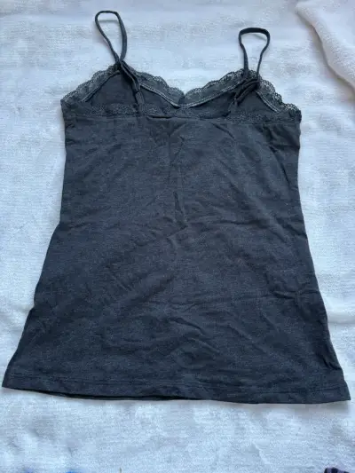 Camiseta de tirantes gris con encaje H&M - miniatura 2