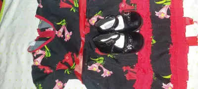 Vestido infantil floral con zapatos negros - miniatura 2