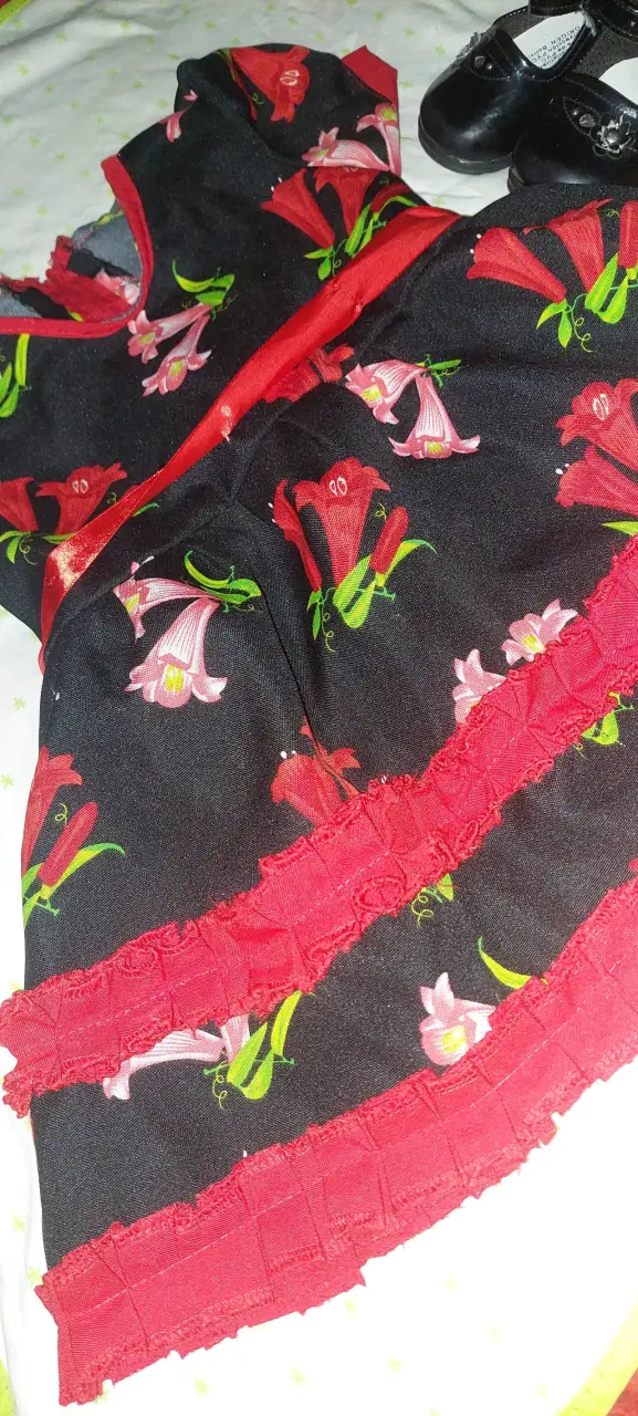 Vestido infantil floral con zapatos negros - 3