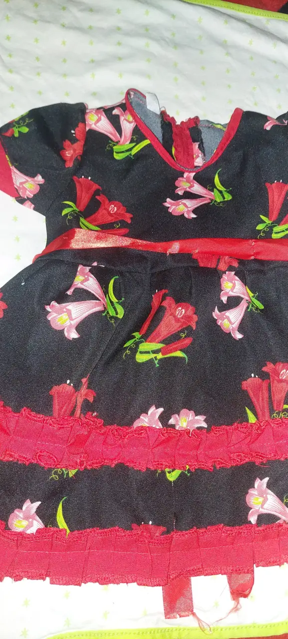 Vestido infantil floral con zapatos negros - 4