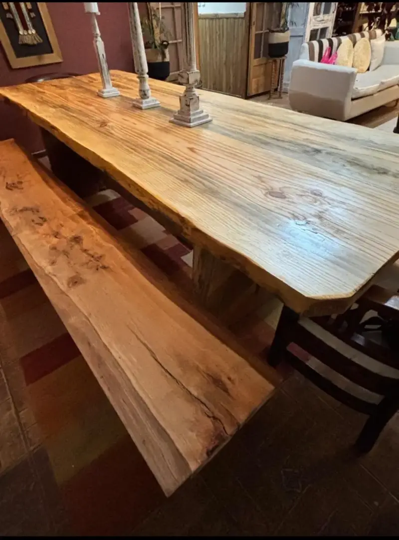 Mesa de comedor rústica de madera con bancas