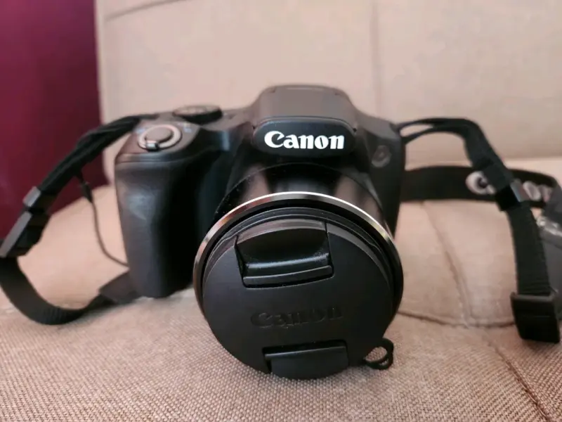 Cámara Canon con accesorios y estuche - 3