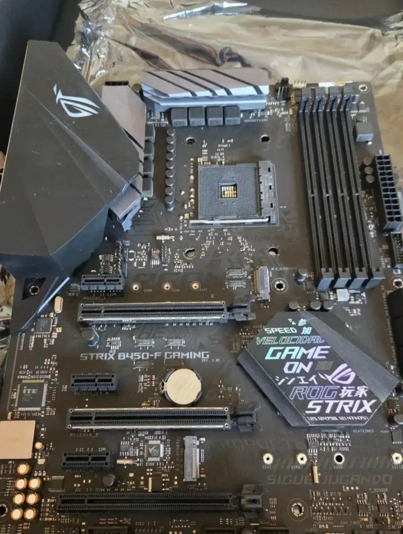Kit de Placa Madre ASUS ROG Strix B450-F Gaming y Memoria RAM XPG Spectrix D41 - 4