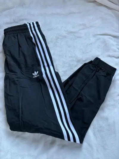Pantalones deportivos negros Adidas con franjas - miniatura 2