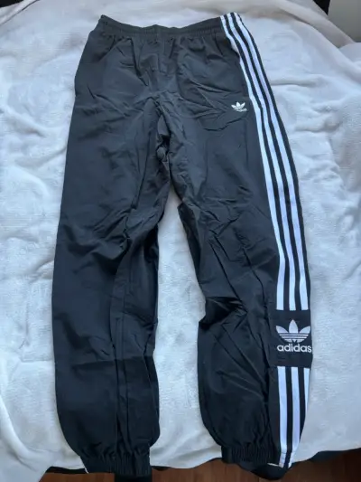 Pantalones deportivos negros Adidas con franjas - miniatura 3