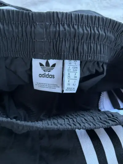 Pantalones deportivos negros Adidas con franjas - miniatura 5