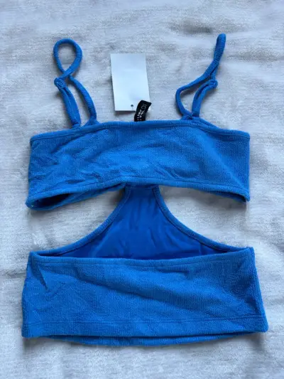 Top de HYM azul sin mangas con diseño cut-out - miniatura 2